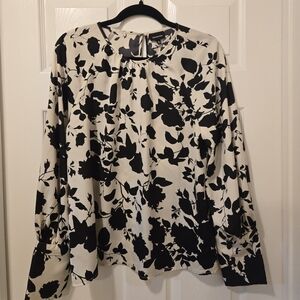 Who What Wear Black and White Floral Keyhole Blouse